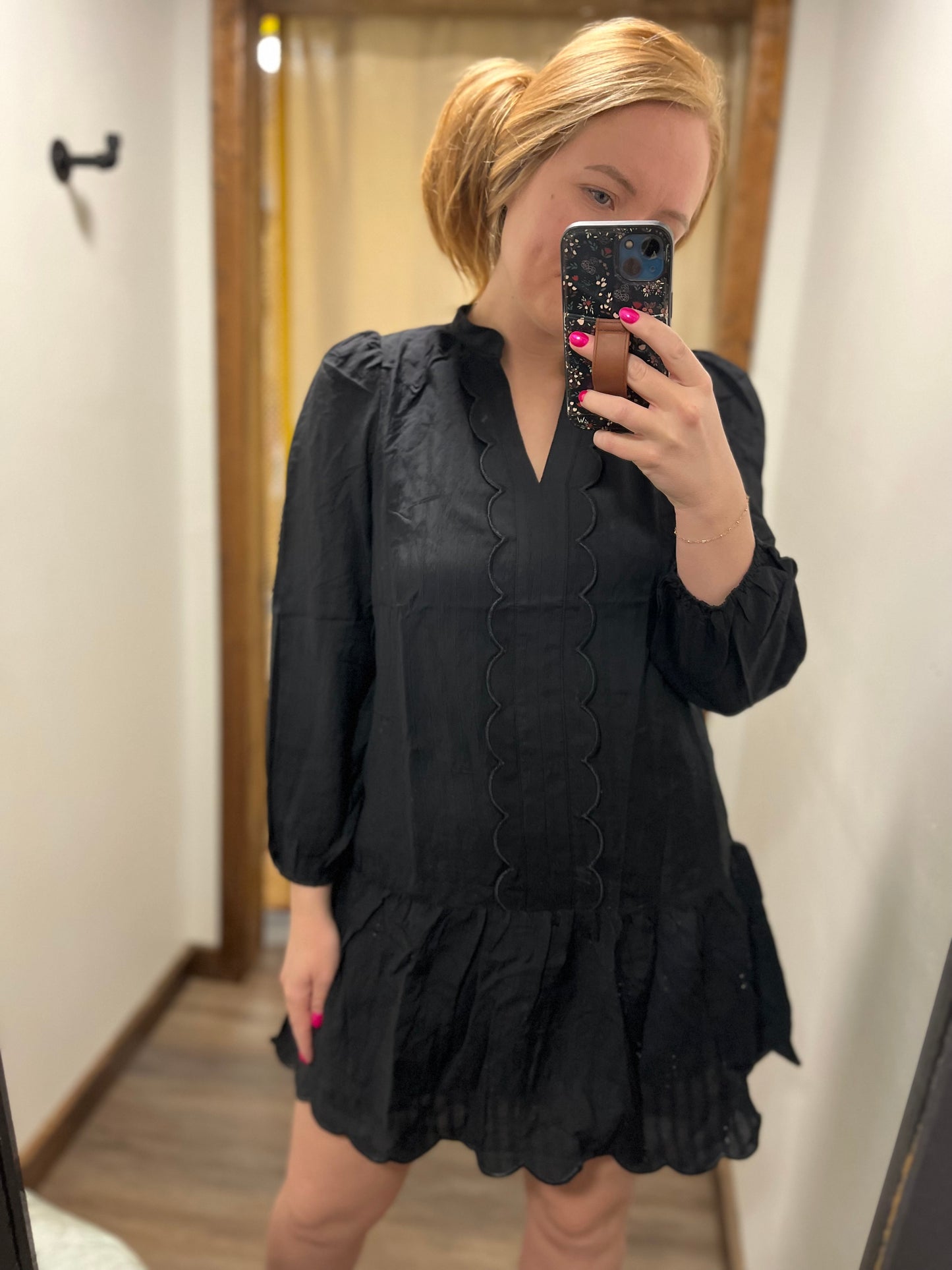 Scalloped Detail Dress- Black