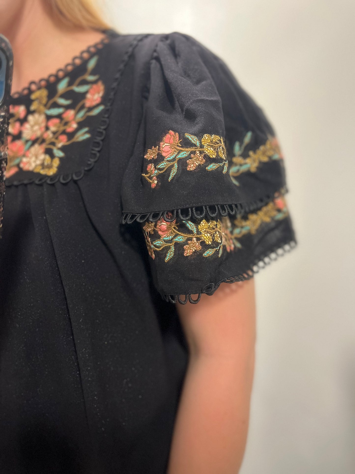 FLORAL EMBROIDERED RUFFLE SLEEVE TOP